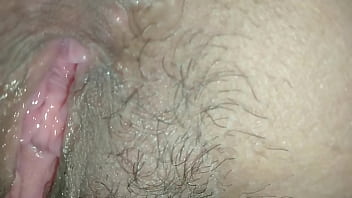 น้ำที่พุ่งเข้าไปในรูหีสาวใหญ่จนแตดแฉะ