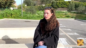 Livia jeune bombasse veut se faire bien baiser