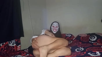 Colegiala caliente con su mascara de halloween