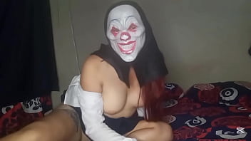 Colegiala caliente con su mascara de halloween