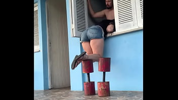 Mamei o neitan na janela do escritório completo