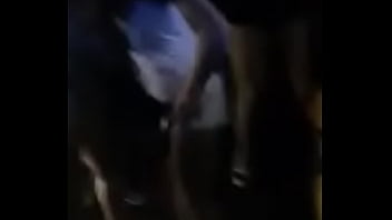 Safada dançando funk e mostrando a calcinha