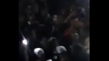 Safada dançando funk e mostrando a calcinha