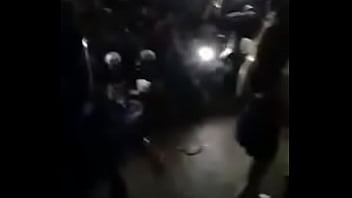 Safada dançando funk e mostrando a calcinha