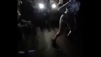 Safada dançando funk e mostrando a calcinha