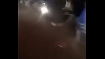 Safada dançando funk e mostrando a calcinha