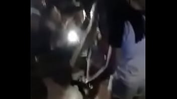 Safada dançando funk e mostrando a calcinha