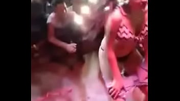 Safada dançando funk e mostrando a calcinha