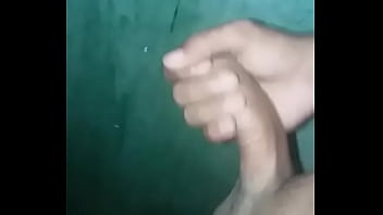 Punheta e gozada no banheiro