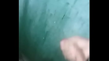 Punheta e gozada no banheiro