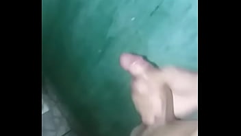 Punheta e gozada no banheiro