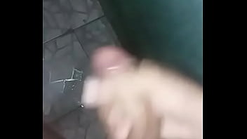 Punheta e gozada no banheiro