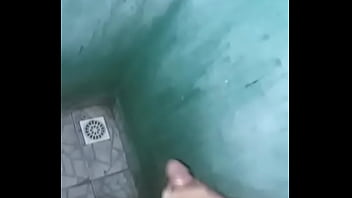 Punheta e gozada no banheiro