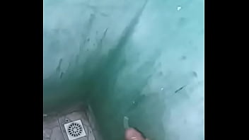 Punheta e gozada no banheiro