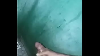 Punheta e gozada no banheiro