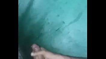 Punheta e gozada no banheiro