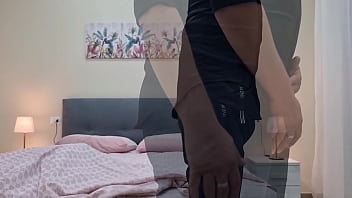 Ansima e geme con dialoghi sporchi italiani strappa via le mutande e si sega con un'enorme sborrata cazzo grosso con intenso orgasmo in primo piano