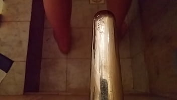 Me Colo La Canilla Mientras Me Baño thumbnail