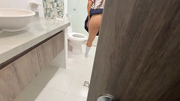 Padrastro pervertido y cochino sigue a su hijastra nalgona al baño para follar su coño meado