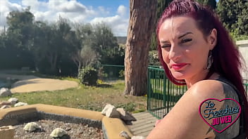 Sally et jade ravissantes femmes gobent une queue