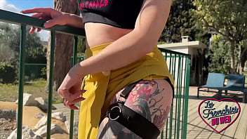 Sally et jade ravissantes femmes gobent une queue