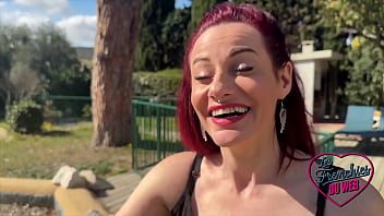 Sally et jade ravissantes femmes gobent une queue