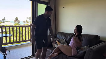 Acordando o turista na praia de cumbuco de pijaminha rosa