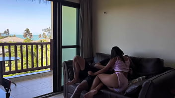 Acordando o turista na praia de cumbuco de pijaminha rosa