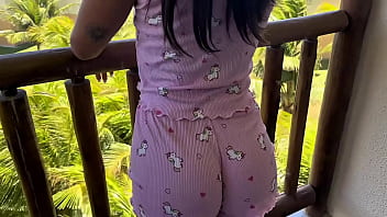 Acordando o turista na praia de cumbuco de pijaminha rosa