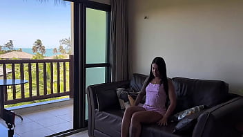 Acordando o turista na praia de cumbuco de pijaminha rosa