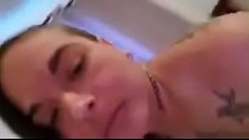 Petite emy angel se touche