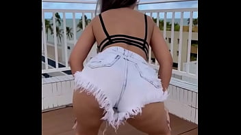Gostosa dancando
