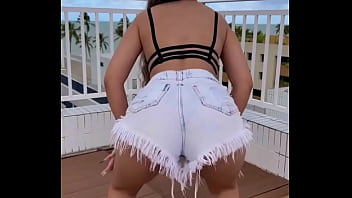 Gostosa dancando