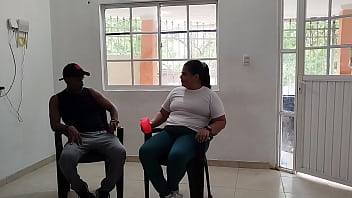 Latina gordita termina teniendo sexo duro con su vecino porque su marido está trabajando