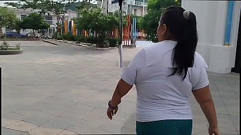 Latina gordita termina teniendo sexo duro con su vecino porque su marido está trabajando