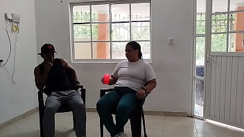 Latina gordita termina teniendo sexo duro con su vecino porque su marido está trabajando