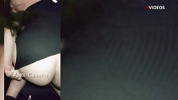 Encuentro a mi hermanastra en plena transmisiòn y me uno para follarla en vivo