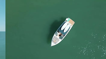 Drone flagra casal em sexo na lancha em alto mar