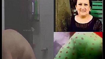 Espiando a una nena madura bañándose