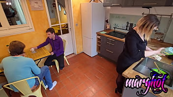 Je fais la vaisselle dans la cuisine et ces 2 petits jeunes discutent de chocolatine