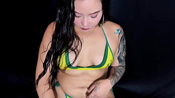 Chica caliente del atlético bucaramanga masturbándose con consolador y plug anal cumple reto