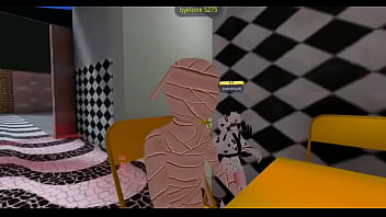 Meninos se divertem num bar