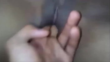 Me encanta cuando mi novio empieza a tocar mi coño humedo