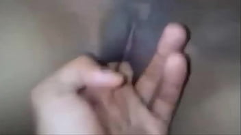 Me encanta cuando mi novio empieza a tocar mi coño humedo