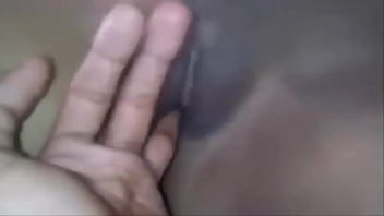 Me encanta cuando mi novio empieza a tocar mi coño humedo