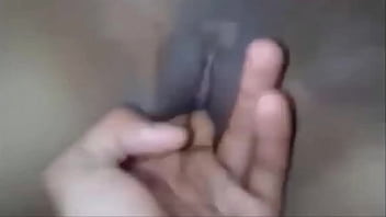 Me encanta cuando mi novio empieza a tocar mi coño humedo