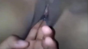 Me encanta cuando mi novio empieza a tocar mi coño humedo