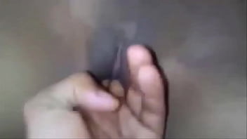 Me encanta cuando mi novio empieza a tocar mi coño humedo