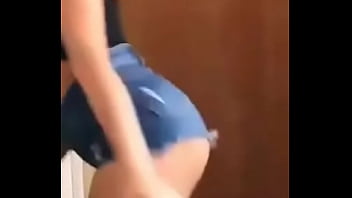 Morena rabuda rebolando