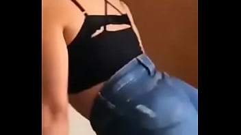 Morena rabuda rebolando